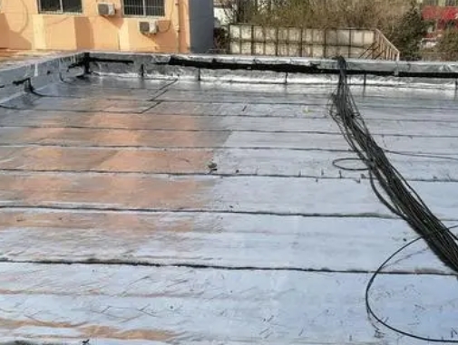临夏卫生间漏水维修公司分享下临夏屋面楼顶防水刚性防水层施工要点。